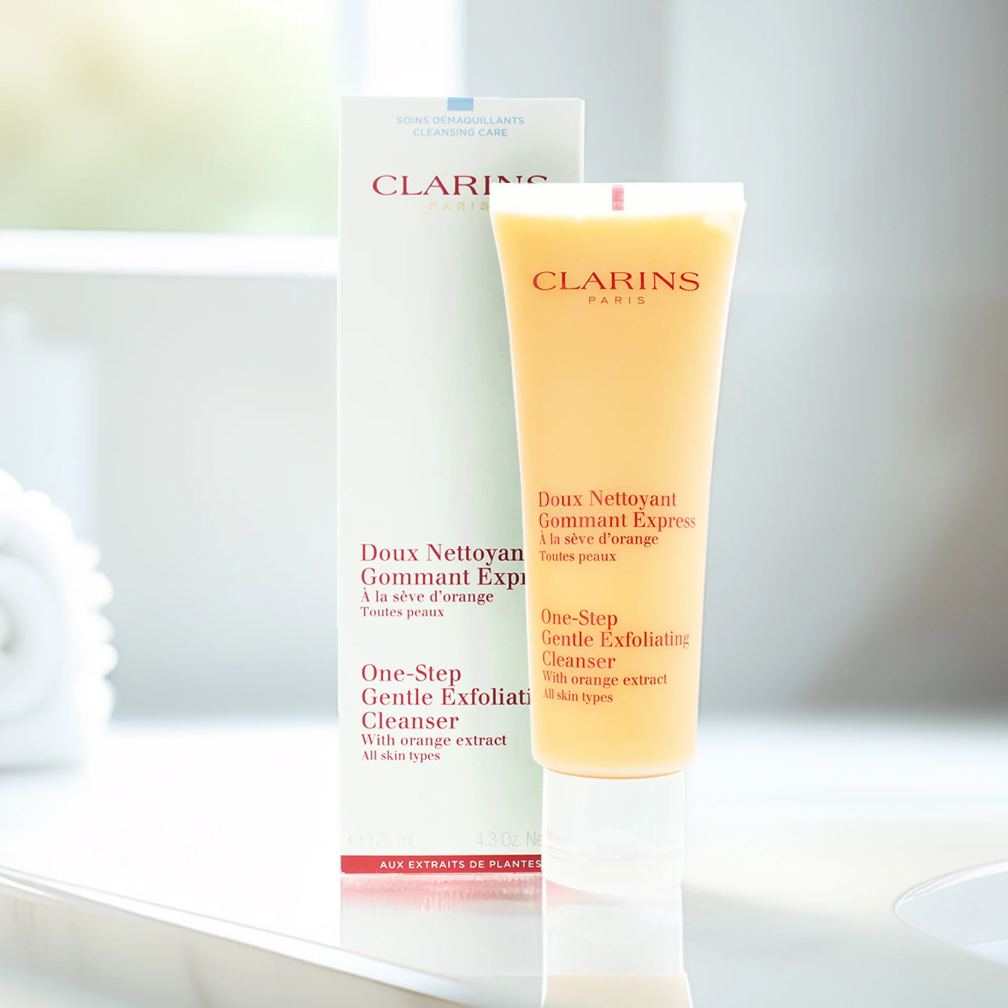 Clarins 1Step Gentle Exfoliating Cleanser 125ml - Image 3