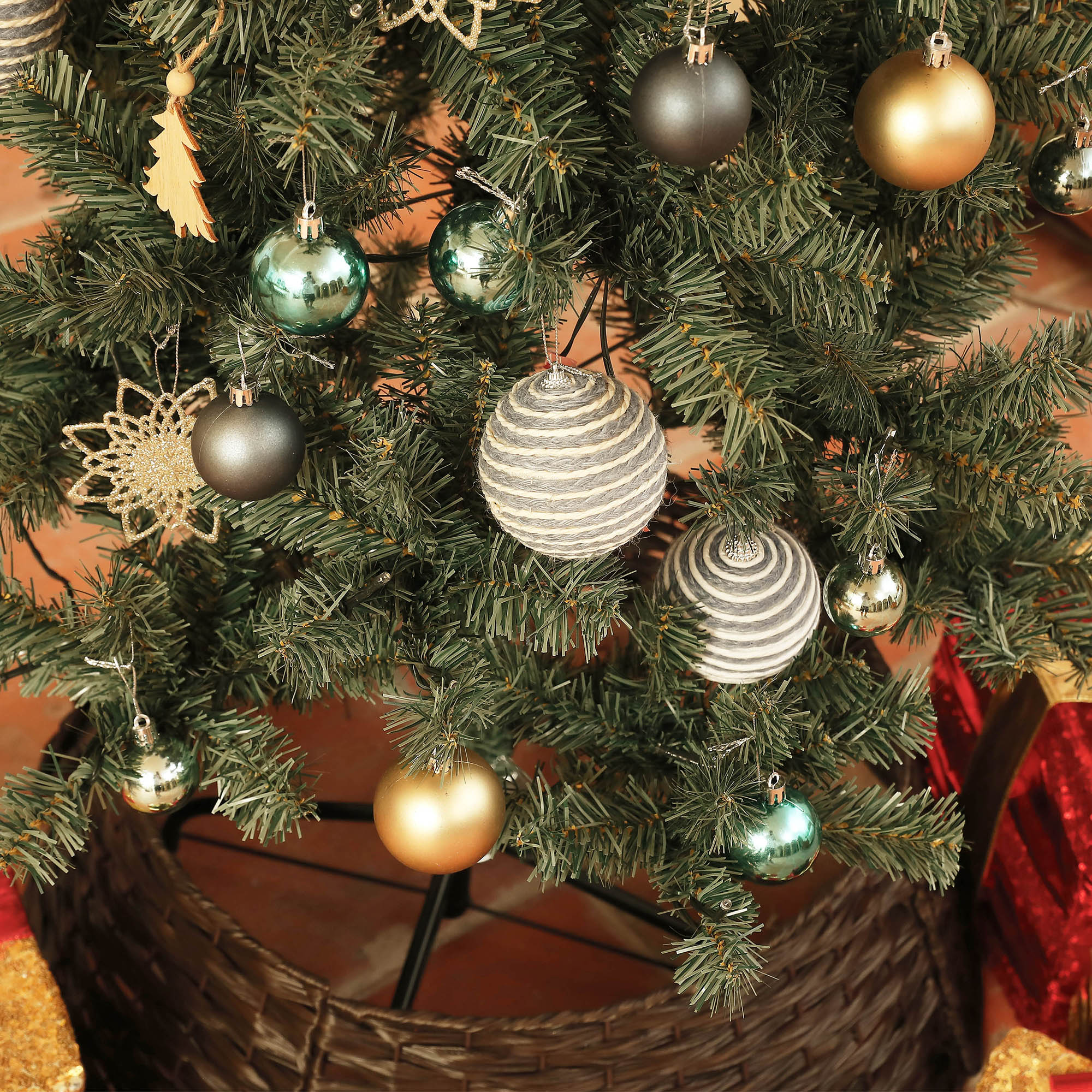 HOMCOM 5ft Artificial Christmas Tree With LED Lights And Blue Decorations - Image 9