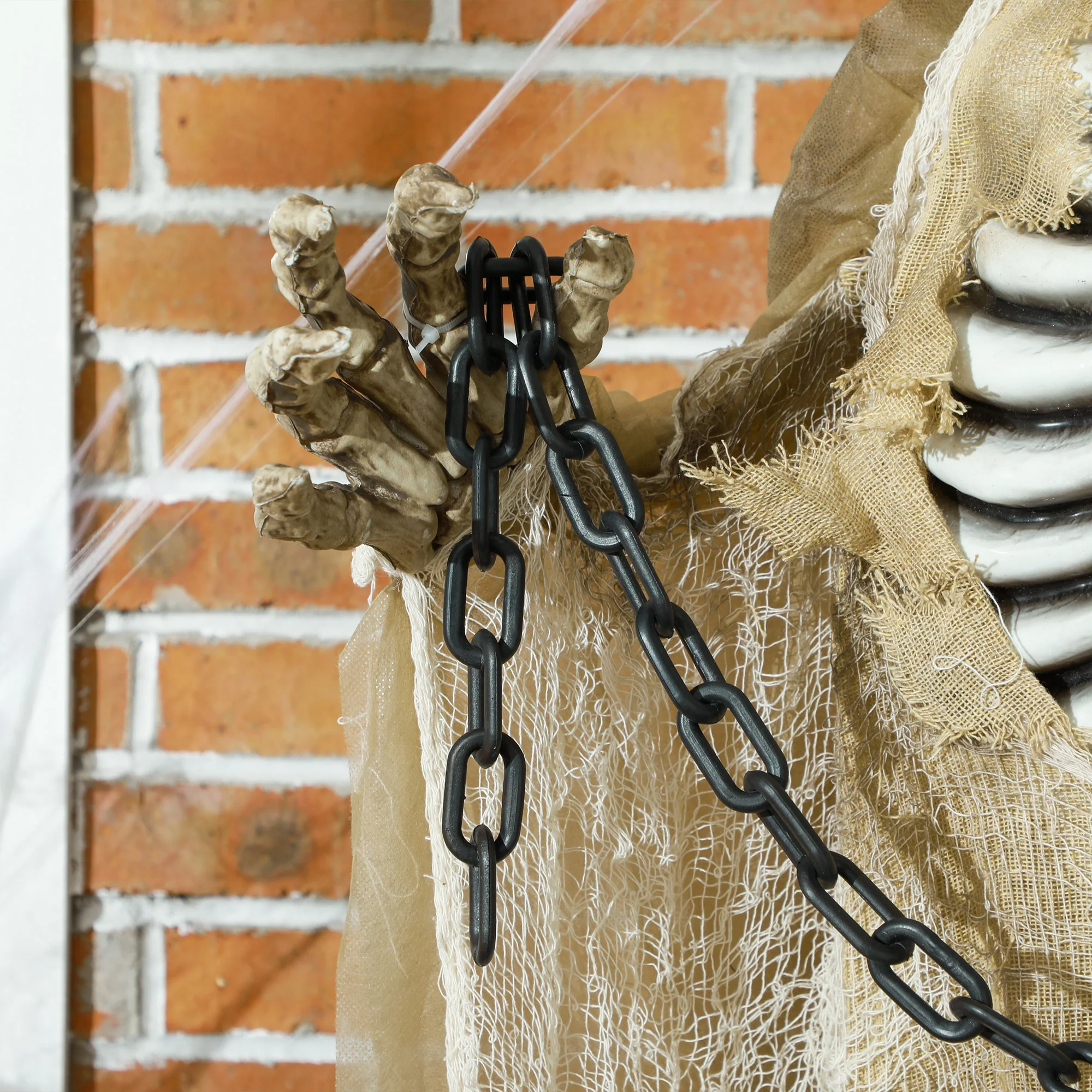 HOMCOM Hanging Halloween Skeleton Animatronic Prop for Indoor Outdoor - Image 8