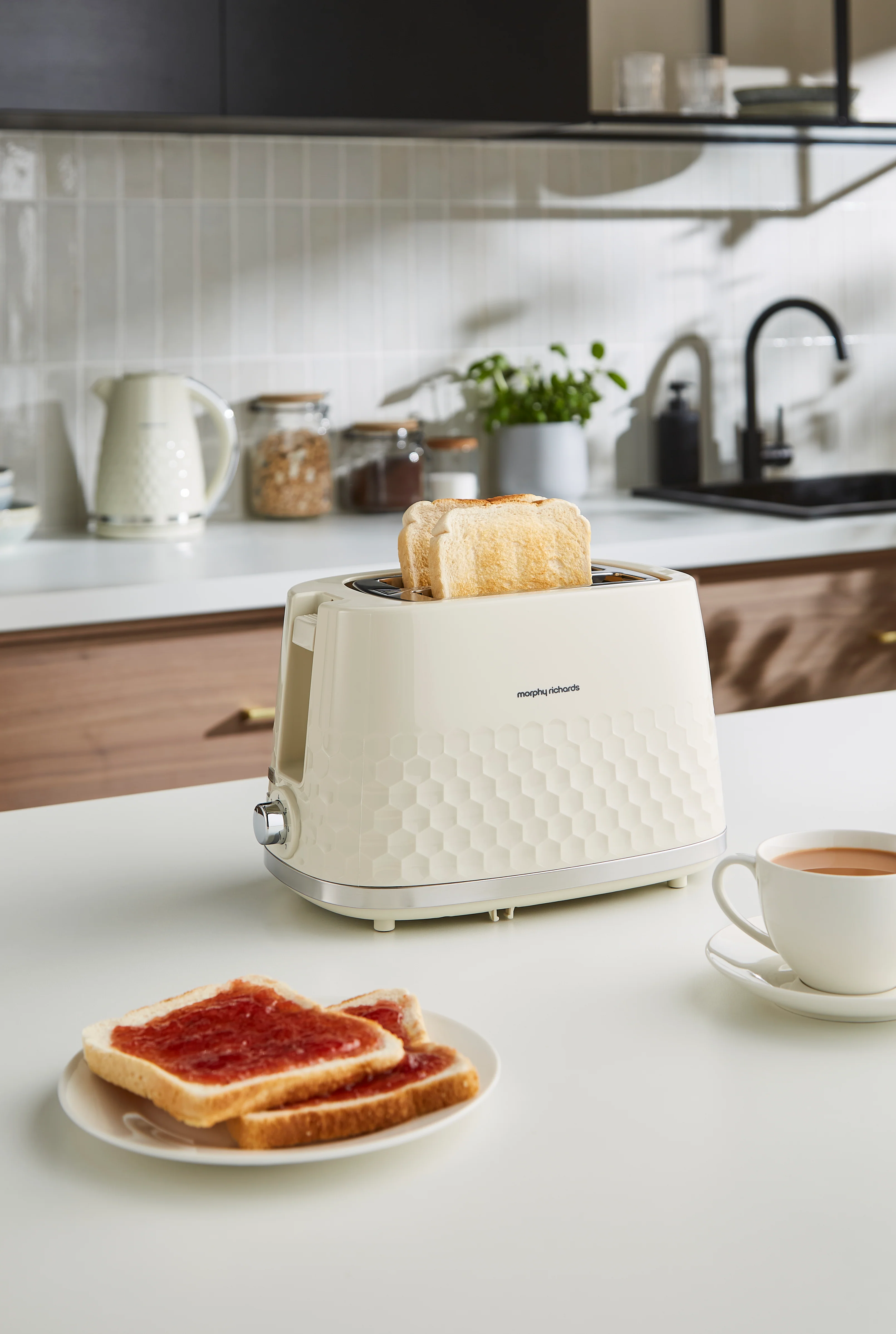 Morphy Richards Hive Cream Kettle and Toaster Set - Image 9