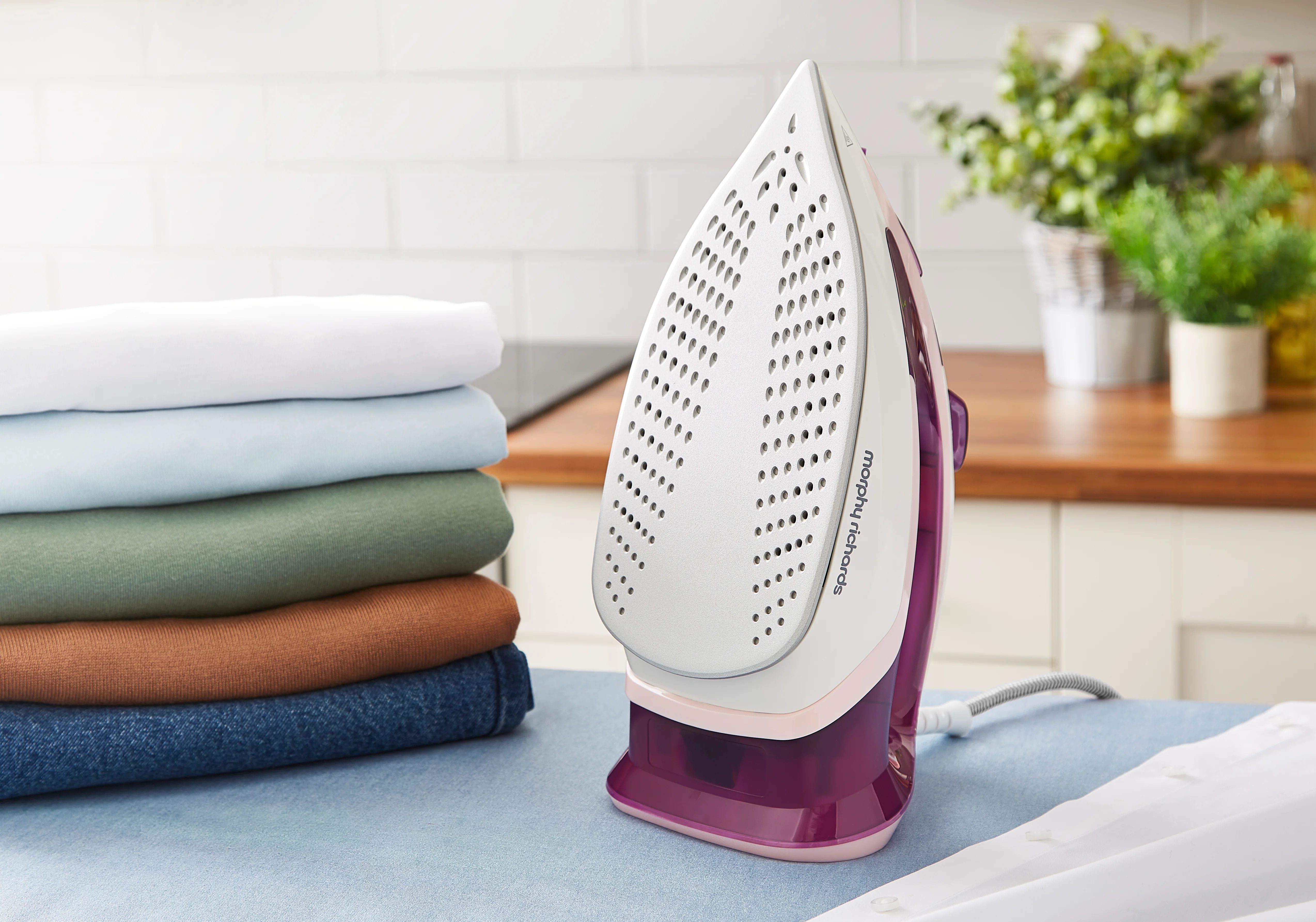 Morphy Richards Steam Flow 2400W Turbo Steam Iron - Image 6