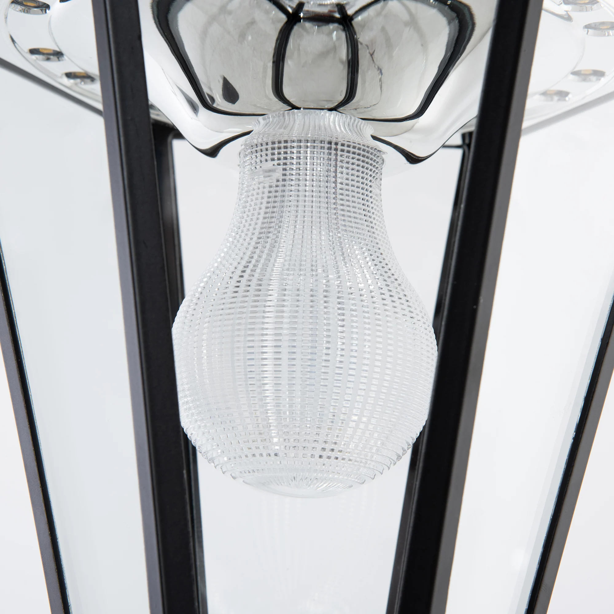 Outsunny Garden Lamp Post Light, IP44 Outdoor LED Solar Powered Lantern Lamp with Aluminium Frame for Patio, Pathway and Walkway, Black - Image 7
