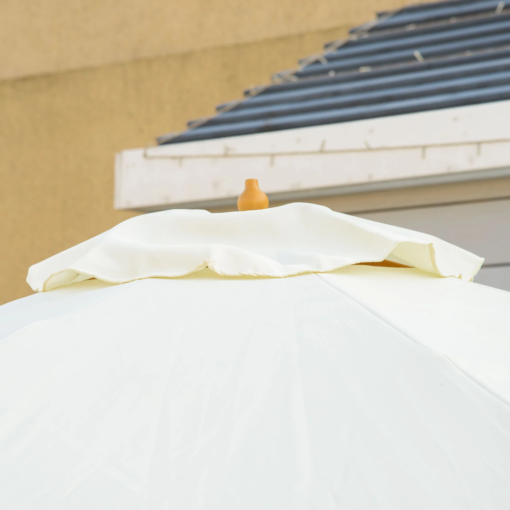 Outsunny Garden Parasol Patio Umbrella With Ruffles And Wooden Pole Beige - Image 8