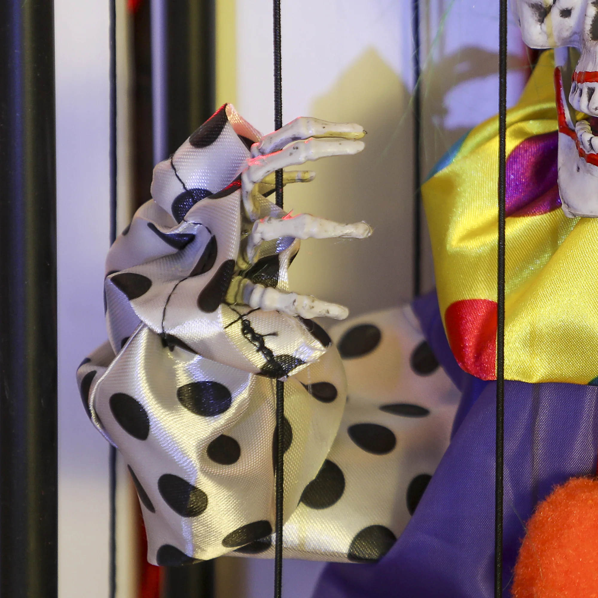 Outsunny Voice Activated Halloween Animatronics Hinging Clown in Cage - Image 9
