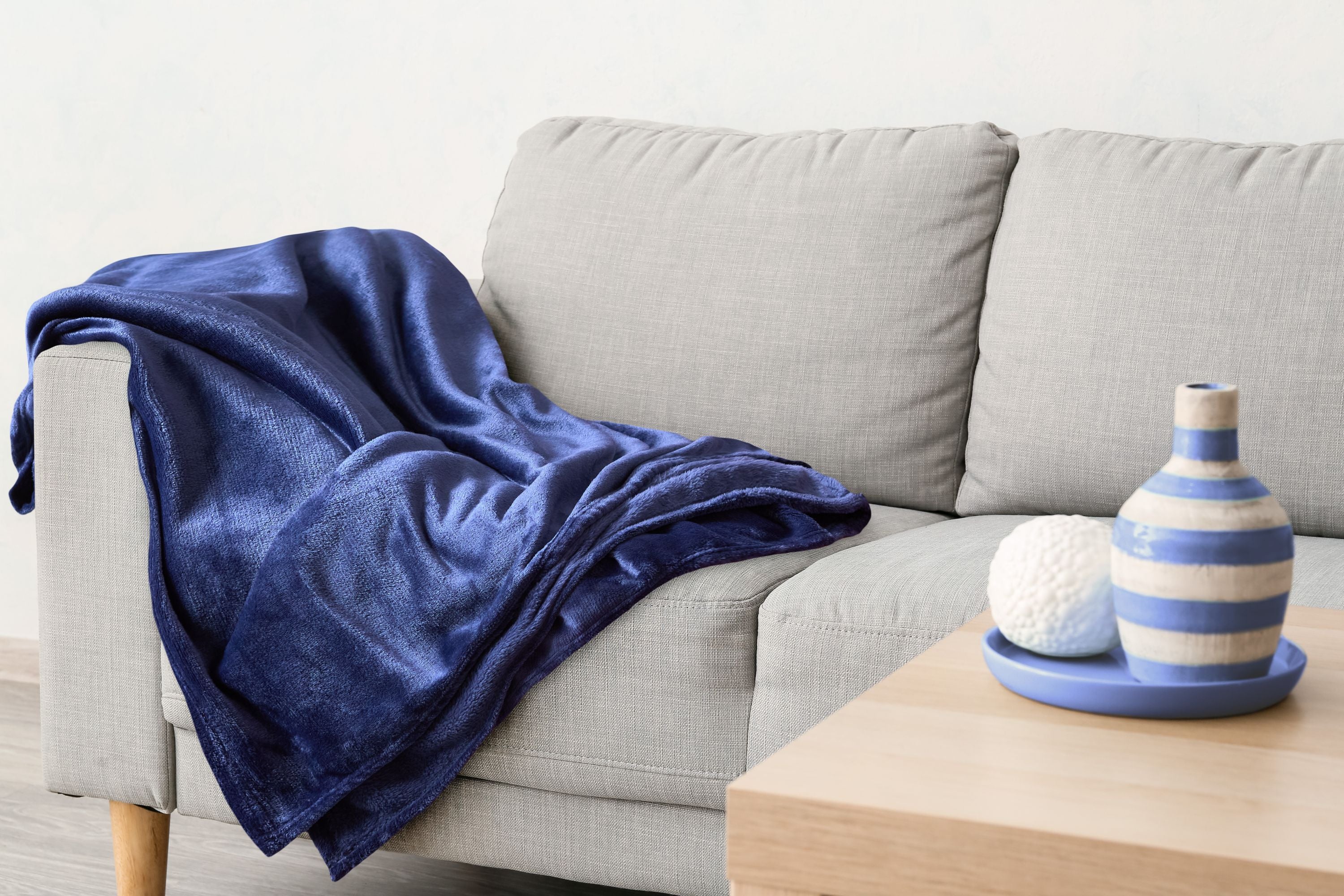 Snug Flannel Fleece Blanket Super Soft Throw in Navy - Image 3